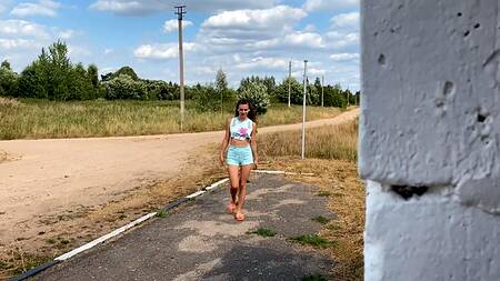 Предложил крепкий член одиноко дрочащей девушке на автобусной остановке