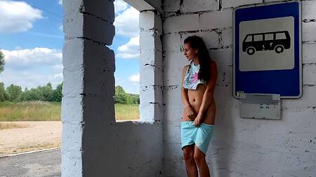 Предложил крепкий член одиноко дрочащей девушке на автобусной остановке
