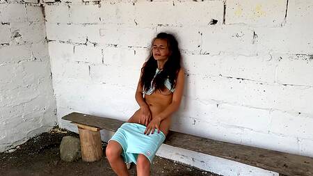 Предложил крепкий член одиноко дрочащей девушке на автобусной остановке