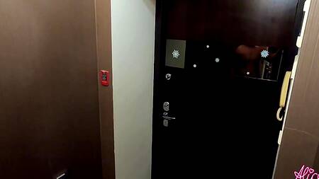 Женатик по-быстрому оттрахал сексуальную соседку на лестничной площадке пока жена спала