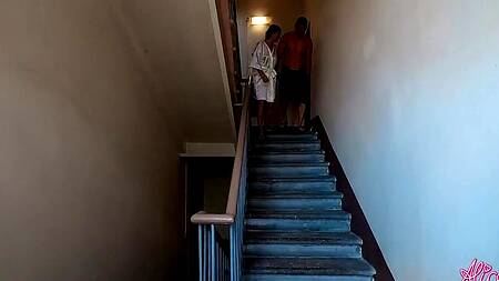 Женатик по-быстрому оттрахал сексуальную соседку на лестничной площадке пока жена спала