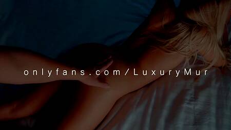 Пробил красивую попку мощным членом после легкой разминки анала пальцем