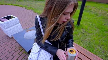 Выпившая телочка разводит на секс стеснительного девственника, который не видел даже сиськи