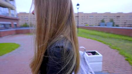 Выпившая телочка разводит на секс стеснительного девственника, который не видел даже сиськи