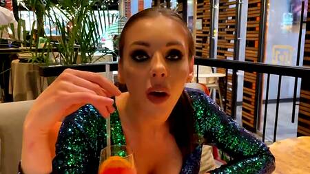 Секс в туалете с грудастой русской шлюшкой за парочку коктейлей и камшот на ее грудь