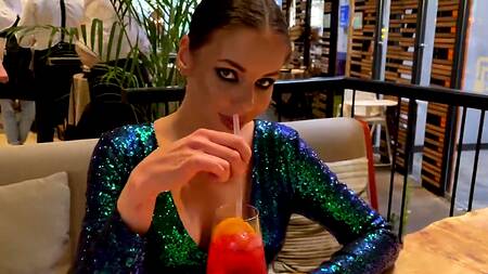 Секс в туалете с грудастой русской шлюшкой за парочку коктейлей и камшот на ее грудь