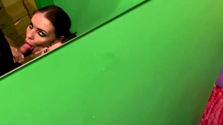 Секс в туалете с грудастой русской шлюшкой за парочку коктейлей и камшот на ее грудь