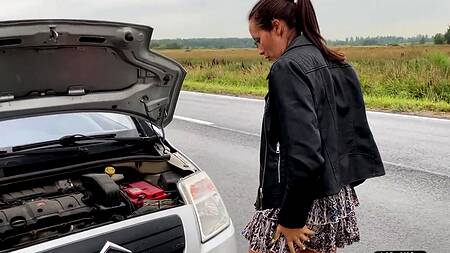 Благодарная брюнетка предлагает оттрахать ее после удачного ремонта ее тачки