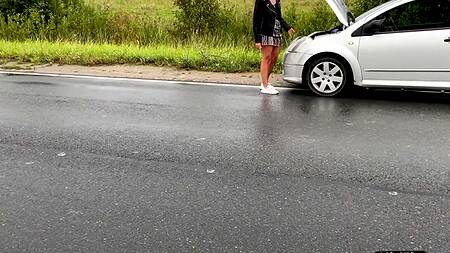 Благодарная брюнетка предлагает оттрахать ее после удачного ремонта ее тачки