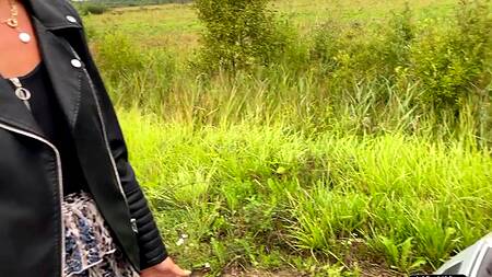 Благодарная брюнетка предлагает оттрахать ее после удачного ремонта ее тачки