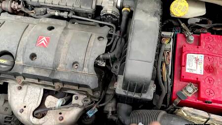 Благодарная брюнетка предлагает оттрахать ее после удачного ремонта ее тачки