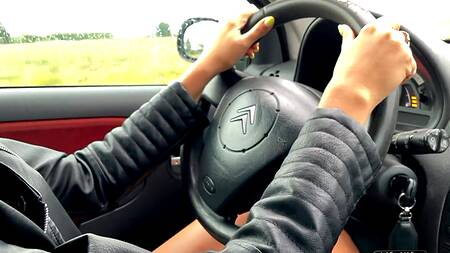 Благодарная брюнетка предлагает оттрахать ее после удачного ремонта ее тачки