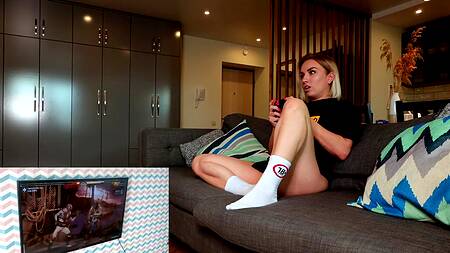 Накончал в ротик русской геймерше, знающей толк в сочном минете от первого лица