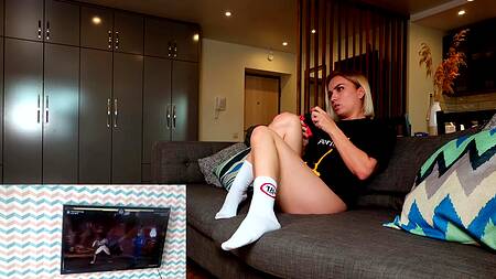 Накончал в ротик русской геймерше, знающей толк в сочном минете от первого лица