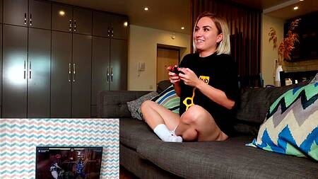 Накончал в ротик русской геймерше, знающей толк в сочном минете от первого лица