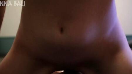 Доверил толстый член сестре нимфоманке, которая еще и потрахалась верхом