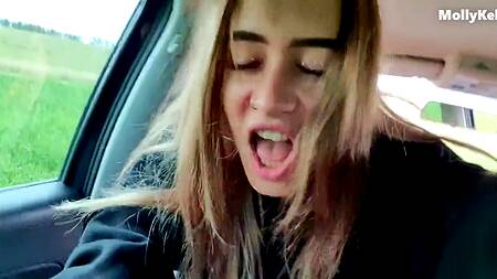 Отлизал подружке бритую киску в обмен на горловой минет в машине и классный секс