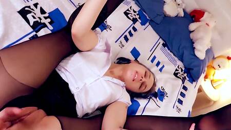 Порвал колготки да чпокнул длинноногую русскую студентку после футджоба