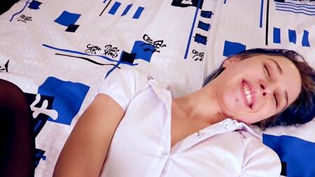 Порвал колготки да чпокнул длинноногую русскую студентку после футджоба