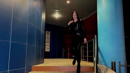 Поимел в глотку шлюховатую русскую брюнетку в подъезде, обкончав все лицо