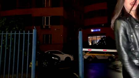 Поимел в глотку шлюховатую русскую брюнетку в подъезде, обкончав все лицо