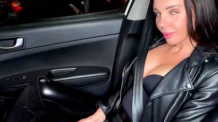 Поимел в глотку шлюховатую русскую брюнетку в подъезде, обкончав все лицо