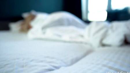 Стройняшка с красивой попкой спит голой и ждет утренней порнушки