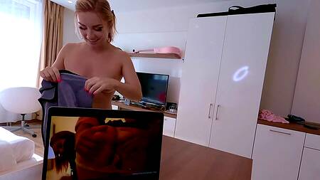 Порция горячего орального секса и мастурбация между обвисших сисек блондинки