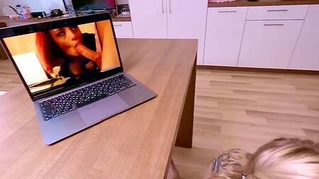 Порция горячего орального секса и мастурбация между обвисших сисек блондинки