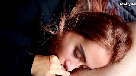 Довел до оргазма загорелую сестренку своим здоровенным членом и обкончал ее грудь