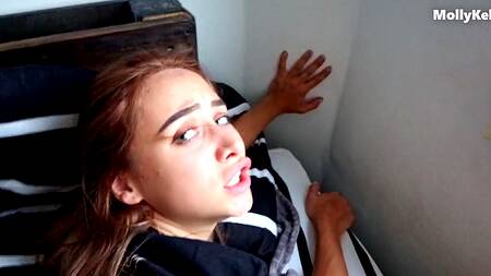 Довел до оргазма загорелую сестренку своим здоровенным членом и обкончал ее грудь