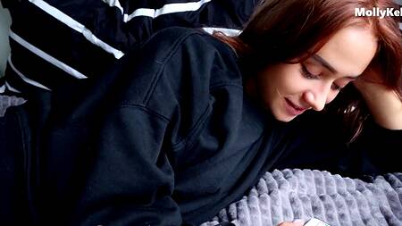 Довел до оргазма загорелую сестренку своим здоровенным членом и обкончал ее грудь