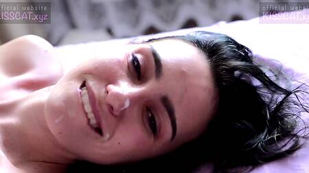 Безумный секс влюбленных на камеру с окончанием на личико милашки брюнетки