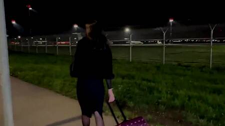 Шлюховатая попутчица с классными сиськами просит ее трахнуть как сучку