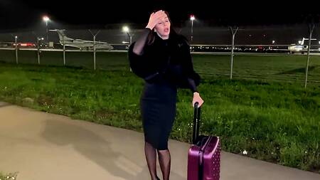 Шлюховатая попутчица с классными сиськами просит ее трахнуть как сучку