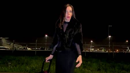 Шлюховатая попутчица с классными сиськами просит ее трахнуть как сучку