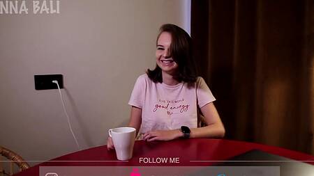 Красивая нимфоманка просит парня по дружески ее трахнуть раком