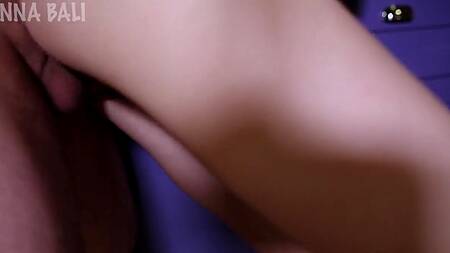 Красивая нимфоманка просит парня по дружески ее трахнуть раком