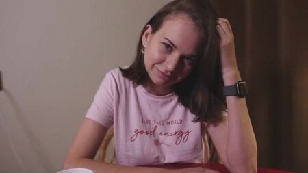 Красивая нимфоманка просит парня по дружески ее трахнуть раком