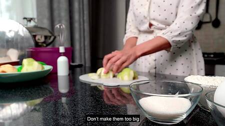 Сексуальные кулинарные курсы с грудастой домохозяйкой, которая отлично трахается