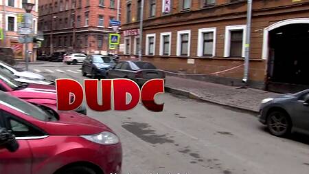 Наивная русская девушка хочет быть известной и успешной после порно кастинга