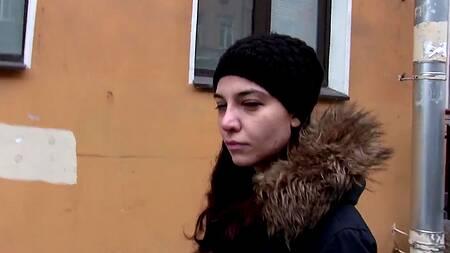 Наивная русская девушка хочет быть известной и успешной после порно кастинга