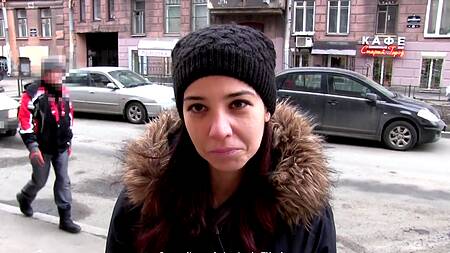 Наивная русская девушка хочет быть известной и успешной после порно кастинга