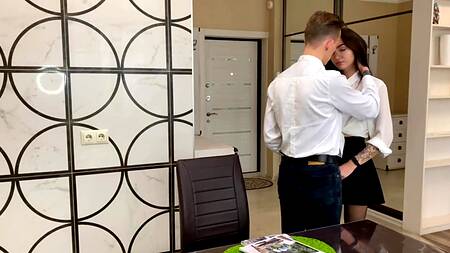 Выпорол раком молоденькую русскую ассистентку в чулках на работе