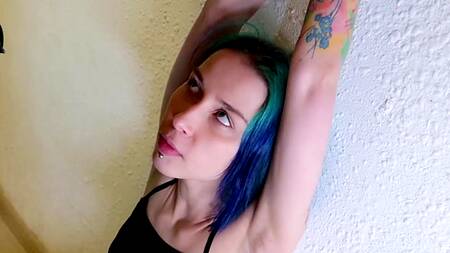 Прикованную к стене телку грубо и глубоко трахают в рот большим членом