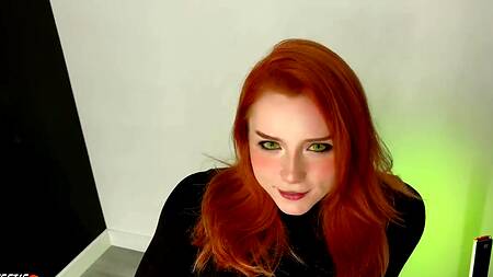 Рыжая бестия с круглой жопой поработала ртом и попрыгала на члене