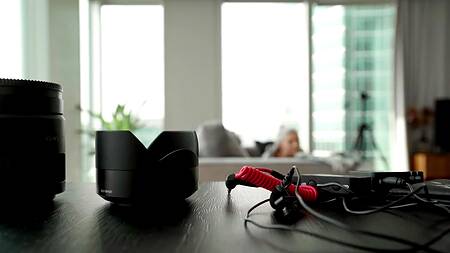 Красотка Ева Элфи доводит бритую киску до оргазма новой секс игрушкой