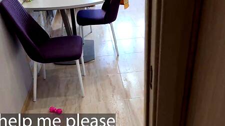 Спасатель грубо трахнул раком жопастую домохозяйку застрявшую в трубе