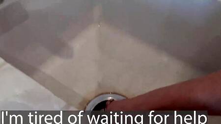 Спасатель грубо трахнул раком жопастую домохозяйку застрявшую в трубе