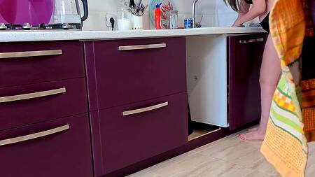 Спасатель грубо трахнул раком жопастую домохозяйку застрявшую в трубе